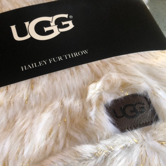 UGG Hailey Fur Throw 50" W x 70" L - Picture 4 of 5
